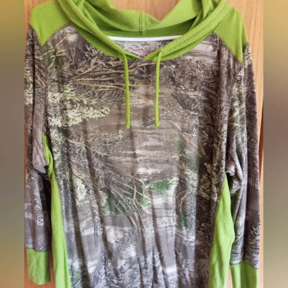 Long sleeve hooded realtree top